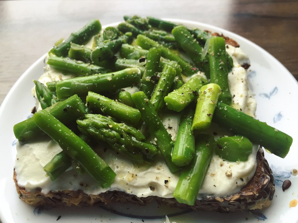 Green things! This is what passes for health food in my kitchen.  Play along, please.